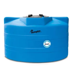 Cisterna Rotoplas azul de 2800 litros equipada con accesorios para control de agua